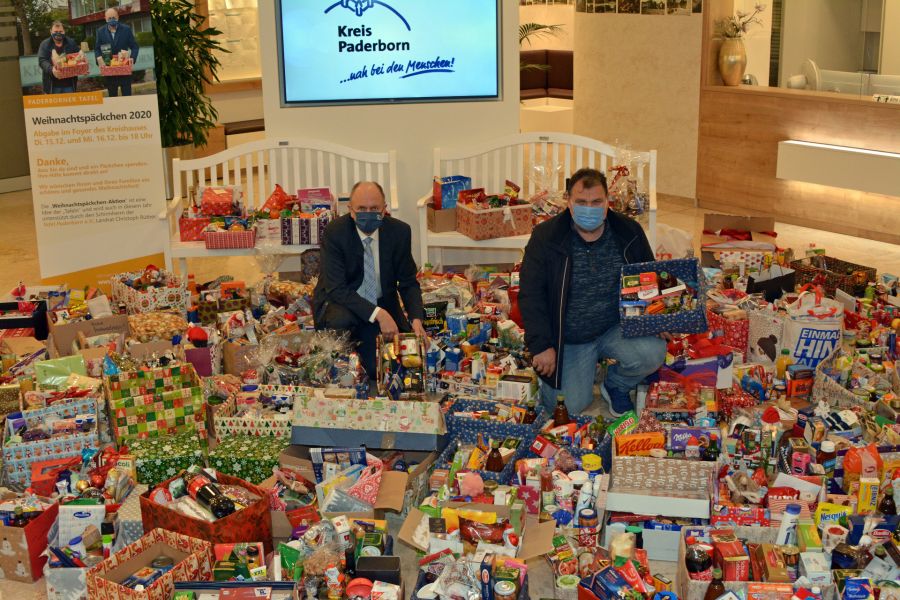 Ein Zeichen der Mitmenschlichkeit gesetzt -  (von links nach rechts) Landrat und Schirmherr Christoph Rüther und der Geschäftsführer der Tafel Paderborn, Wolfgang Hildesheim, danken allen von Herzen, die für Bedürftige ein Weihnachtspäckchen gespendet haben  Bildnachweis: Amt für Presse- und Öffentlichkeitsarbeit, Kreis Paderborn, Meike Delang